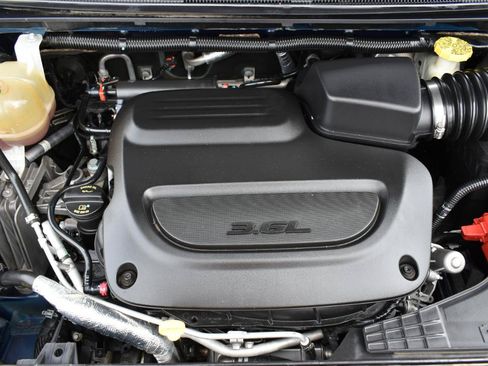 Used 2019 Chrysler Pacifica Limited w/ Tire & Wheel Group FWD image 60