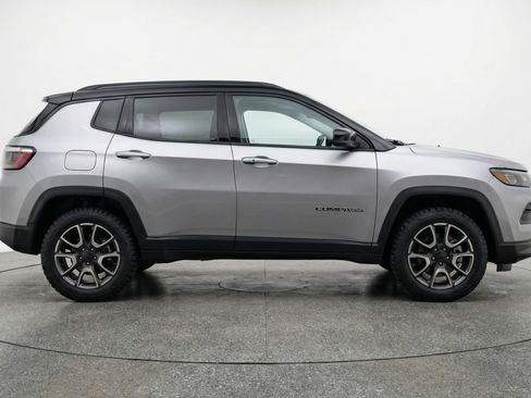 Used 2025 Jeep Compass Trailhawk image 11