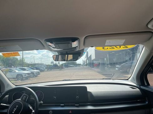 Used 2023 Kia Carnival LX image 14