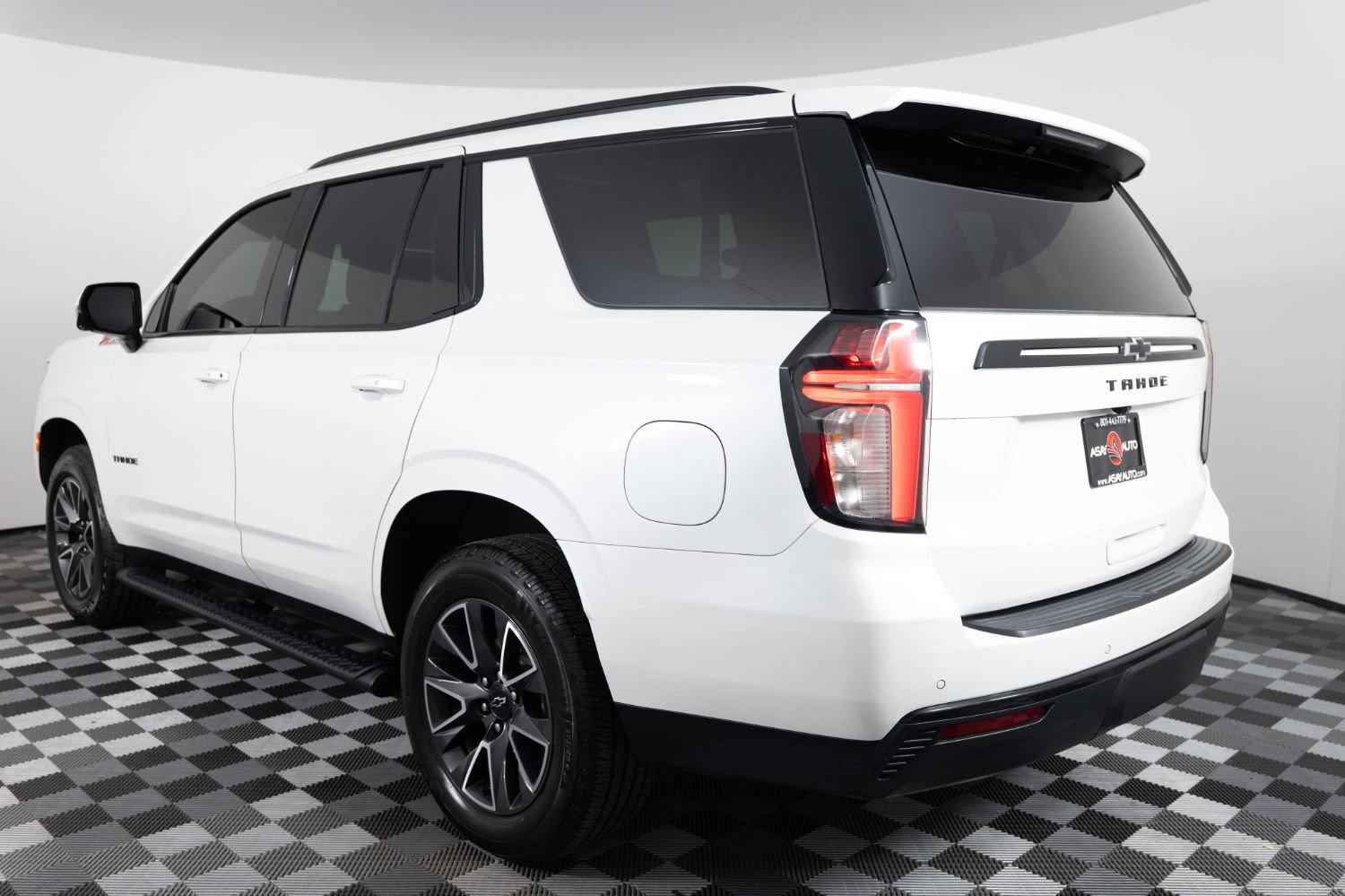 Used 2023 Chevrolet Tahoe Z71 w/ Luxury Package AWD/4WD image 5