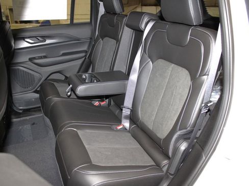 New 2025 Jeep Grand Cherokee Altitude image 27