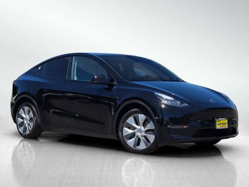 Used 2023 Tesla Model Y Long Range AWD/4WD image 2