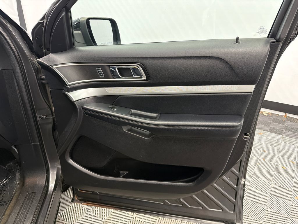 Used 2017 Ford Explorer XLT w/ Equipment Group 201A FWD image 15
