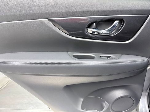 Used 2020 Nissan Rogue SV image 17