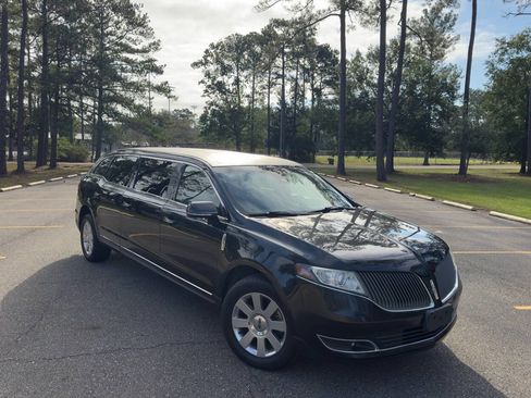 Used 2014 Lincoln MKT AWD image 4