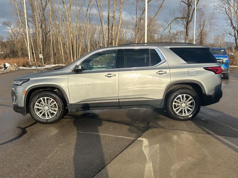 Used 2023 Chevrolet Traverse LT image 2