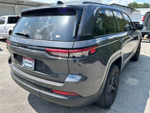 Used 2023 Jeep Grand Cherokee Altitude AWD/4WD image 7