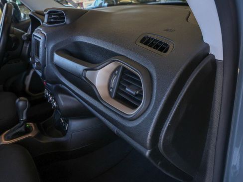 Used 2017 Jeep Renegade Latitude FWD image 31