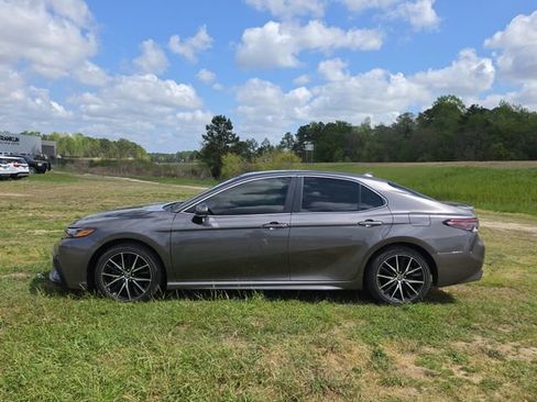Used 2024 Toyota Camry SE w/ Convenience Package image 2