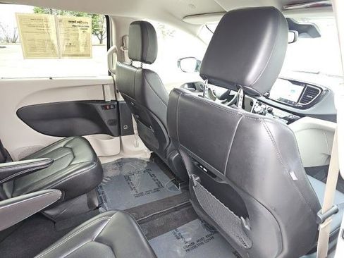 Used 2024 Chrysler Pacifica Touring-L FWD image 17