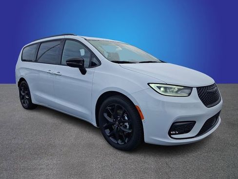 New 2026 Chrysler Pacifica Limited w/ S Appearance Package image 2