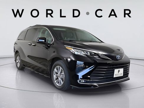 Used 2022 Toyota Sienna XLE image 1