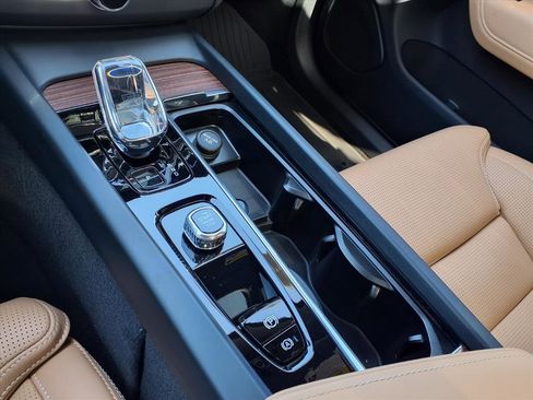 Certified 2023 Volvo XC60 B5 Ultimate w/ Protection Package Premier image 25