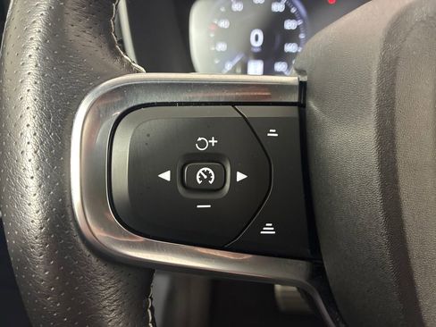 Used 2021 Volvo XC40 T5 R-Design w/ Advanced Package image 18