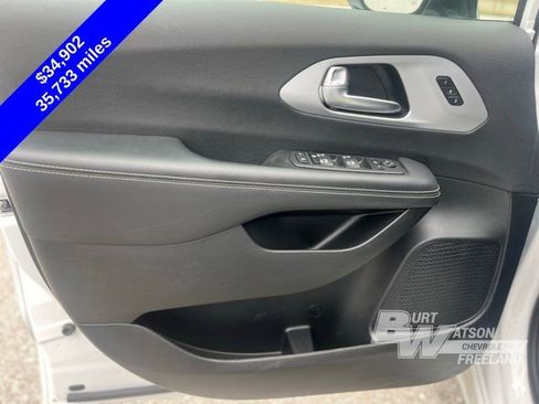 Used 2025 Chrysler Pacifica Limited FWD image 12