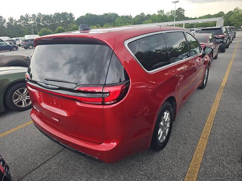 Used 2025 Chrysler Pacifica Select FWD image 3