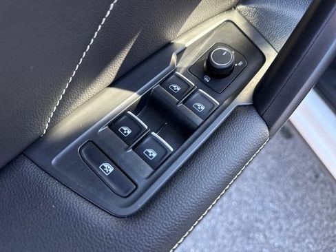 Used 2022 Volkswagen Tiguan SE image 16