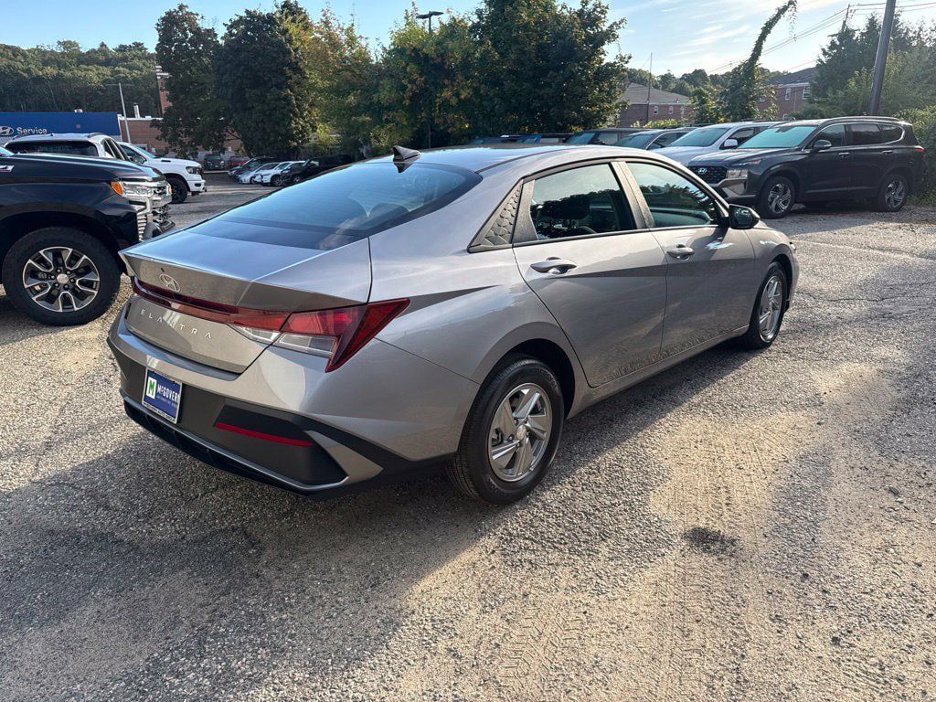 Certified 2025 Hyundai Elantra SE FWD image 7
