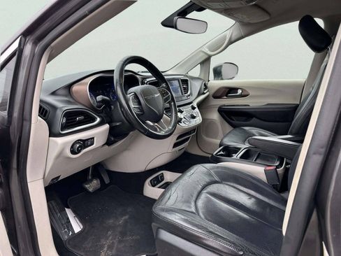 Used 2019 Chrysler Pacifica Touring-L FWD image 11