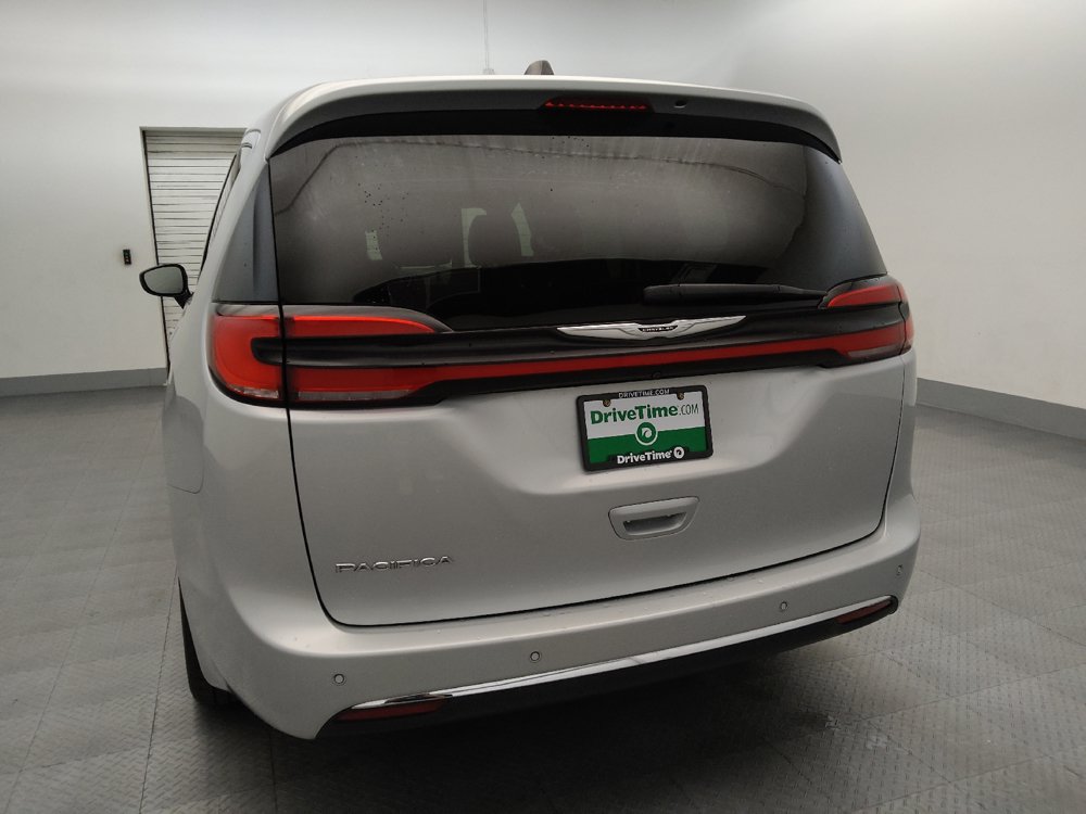 Used 2024 Chrysler Pacifica Touring-L FWD image 6