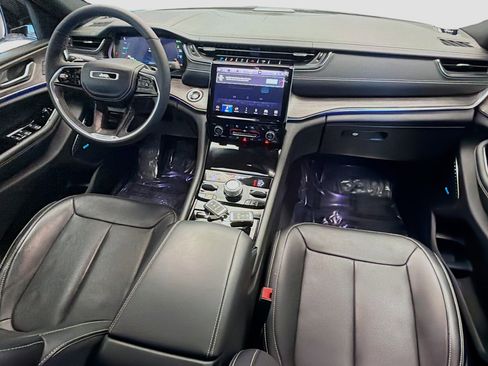 Used 2023 Jeep Grand Cherokee Overland image 12