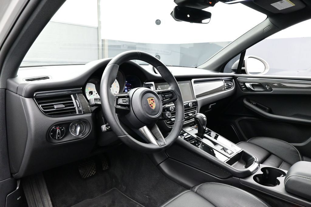 Certified 2025 Porsche Macan GTS AWD/4WD image 4