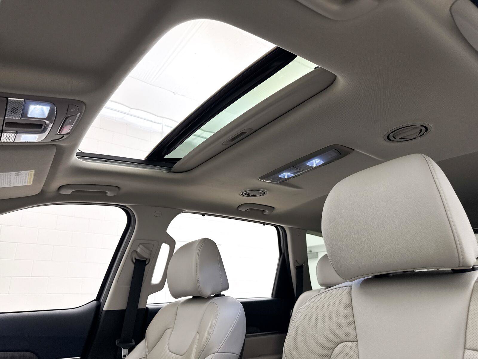 Used 2024 Kia Telluride EX w/ EX Captain's Chair Package FWD image 3