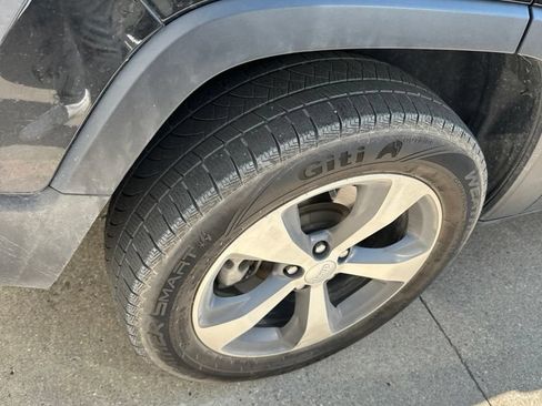 Used 2020 Jeep Cherokee Limited AWD/4WD image 17