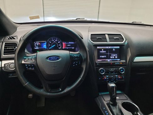 Used 2016 Ford Explorer XLT w/ Equipment Group 202A AWD/4WD image 22