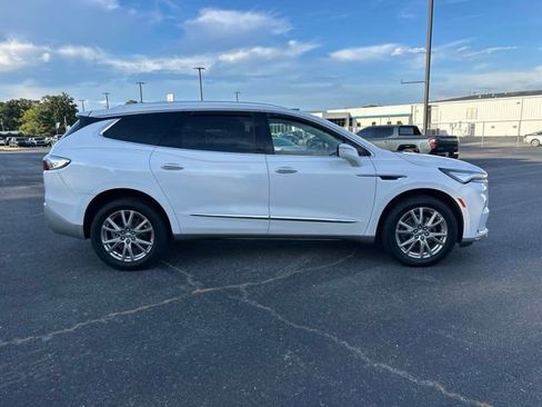 Used 2023 Buick Enclave Essence w/ Experience Buick Package FWD image 5
