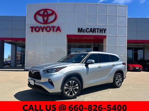 Used 2020 Toyota Highlander XLE AWD/4WD image 1