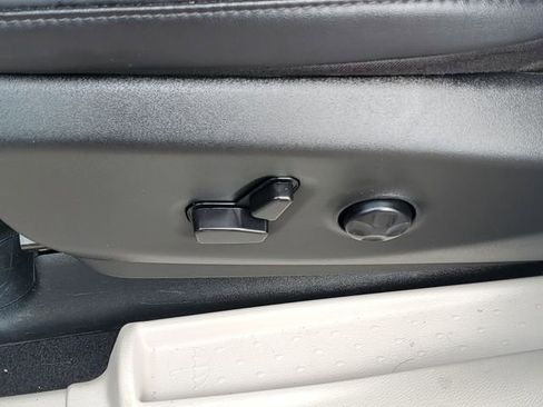 Used 2024 Chrysler Pacifica Touring-L FWD image 8