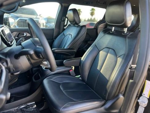 Used 2025 Chrysler Pacifica Select FWD image 14