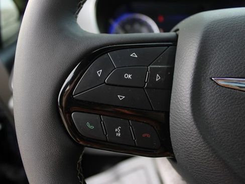 Used 2025 Chrysler Pacifica Limited FWD image 13