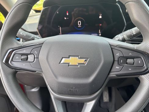 Used 2025 Chevrolet Trax LT FWD image 27