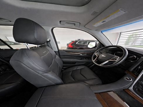 Used 2019 Cadillac Escalade Luxury w/ Escalade Sport Edition AWD/4WD image 19