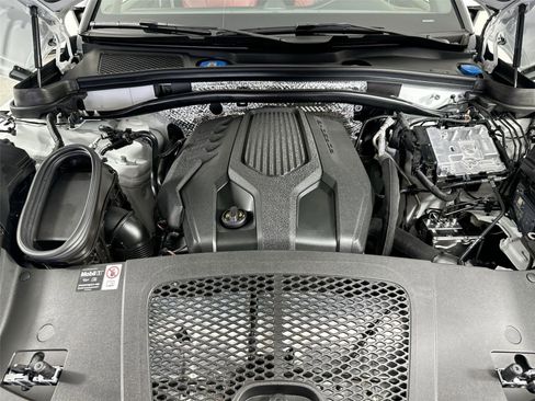 Certified 2025 Porsche Macan Turbo AWD/4WD image 36