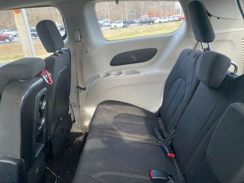 Used 2017 Chrysler Pacifica Touring FWD image 13