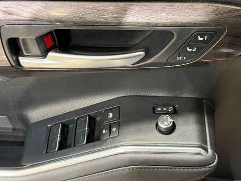 Used 2023 Toyota Highlander Limited image 16
