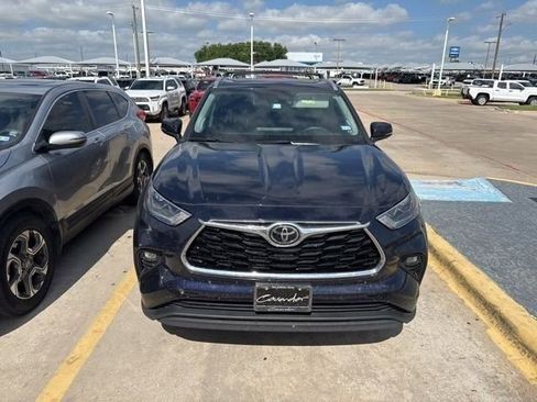 Used 2023 Toyota Highlander Limited FWD image 2