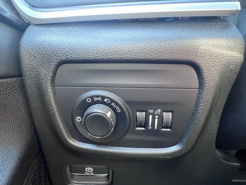 Used 2023 Jeep Grand Cherokee Altitude AWD/4WD image 25