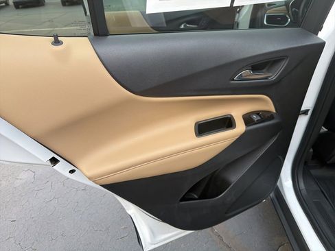 Used 2023 Chevrolet Equinox Premier image 10