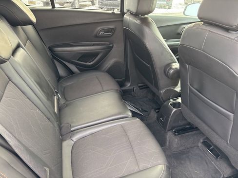 Used 2022 Chevrolet Trax LT w/ LT Convenience Package image 13