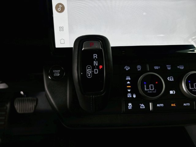 New 2026 Land Rover Defender 110 X-Dynamic SE AWD/4WD image 18