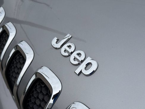 Used 2017 Jeep Cherokee Latitude w/ Safety/Convenience Group AWD/4WD image 13
