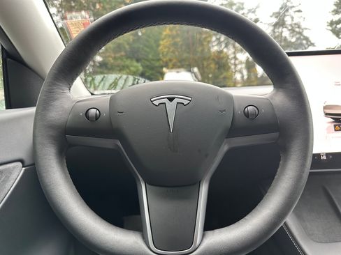 Used 2022 Tesla Model Y Long Range image 23