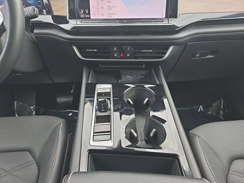 Used 2024 Volkswagen Atlas SE FWD image 3