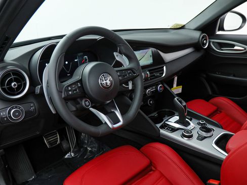 Used 2025 Alfa Romeo Giulia w/ Driving Assist Package image 16