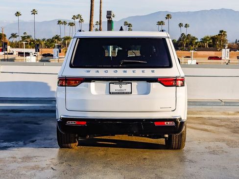 Used 2024 Jeep Wagoneer Series II w/ Flexible Seating Group image 8