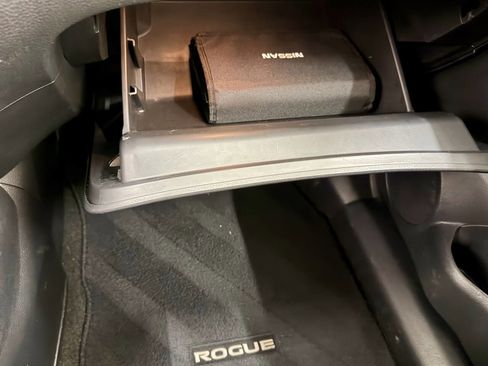 Used 2019 Nissan Rogue SV image 37